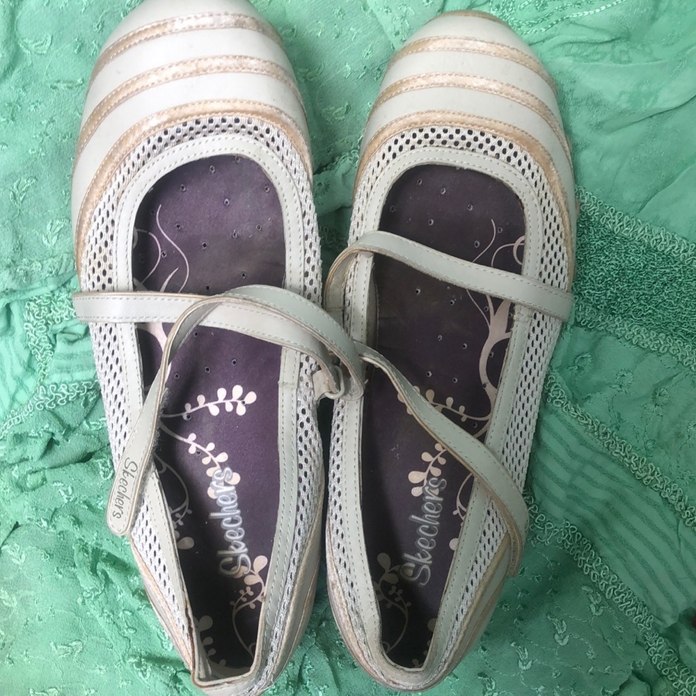 Sketcher, breathable, flat shoe, tan, size 10. Good condition.